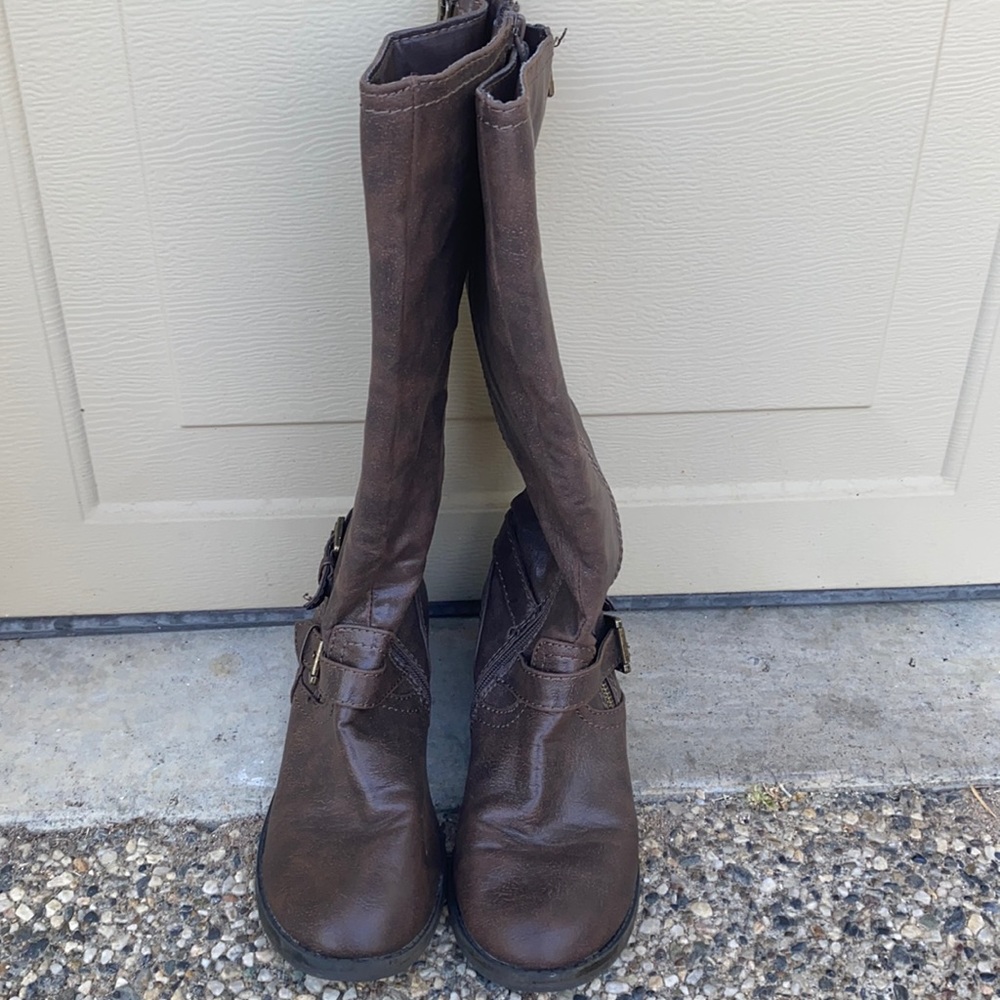 Brown target boots